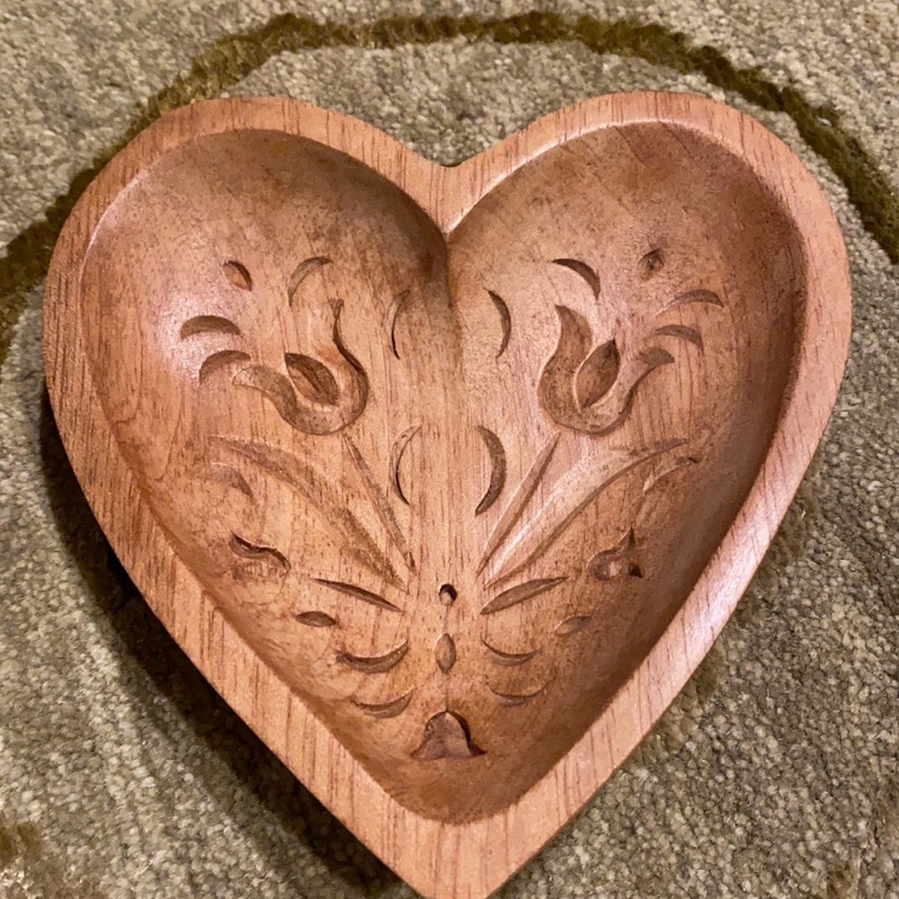 ~Crowning Touch~ Vintage Carved Heart Shaped Bowl